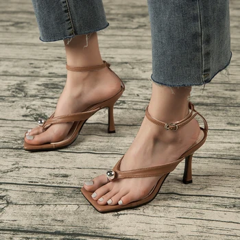 Ir 2021. Potītes siksniņu, dāmas sandales vasarā izdilis modes klipu toe sandales augstpapēžu kurpes sandales šauru siksniņu puse sieviešu smalku papēdi